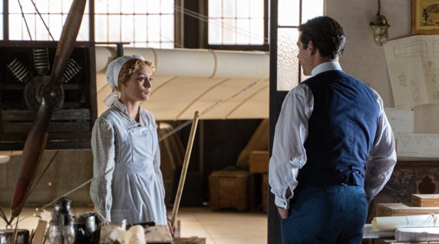 Da sinistra: Ana Garces (Jana Exposito) e Arturo Sancho (Manuel Luján) in una scena de “La Promessa”. Credits: RTI Mediaset.