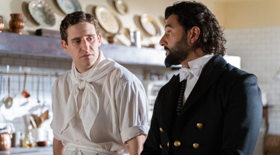 Da sinistra: Enrique Fortún (Lope Ruiz) e Antonio Velázquez (Mauro Moreno) in una scena de “La Promessa”. Credits: RTI Mediaset.