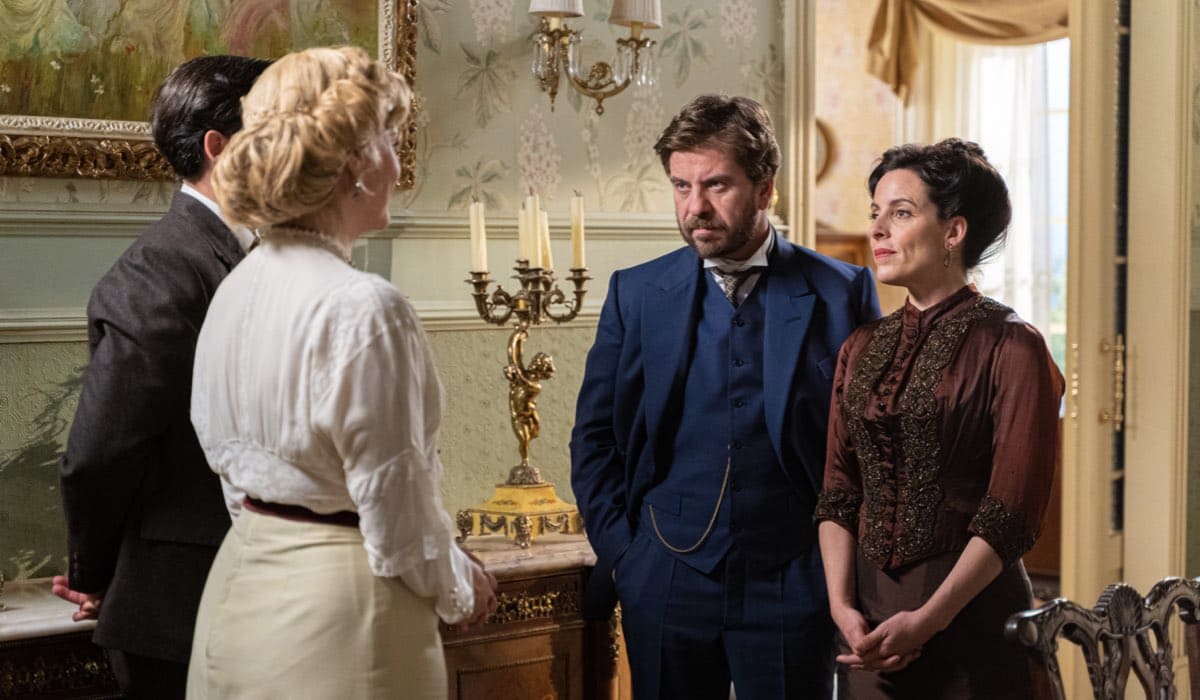 Da sinistra: Arturo Sancho (Manuel Luján), Eva Martín (Cruz Ezquerdo), Javier Collado (Fernando) e Cristina Fernandez (Margarita) in una scena de “La Promessa”. Credits: RTI Mediaset.