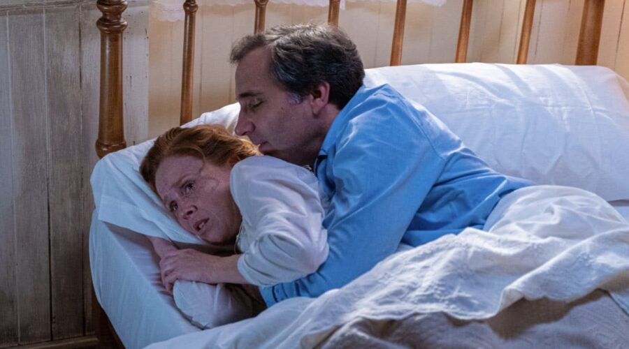 Da sinistra: Maria Castro (Pia Adarre) e Bruno Lastra (Gregorio) in una scena de “La Promessa”. Credits: RTI Mediaset.