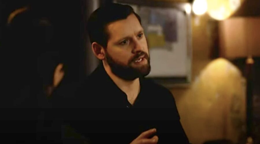Luke Kleintank nei panni di Scott Forrester in “FBI International”. Credits: Cattura schermo/YouTube.