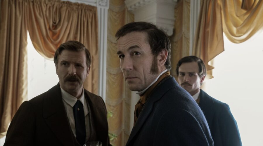 Damian O’Hare, Tobias Menzies e Brandon Flynn in 