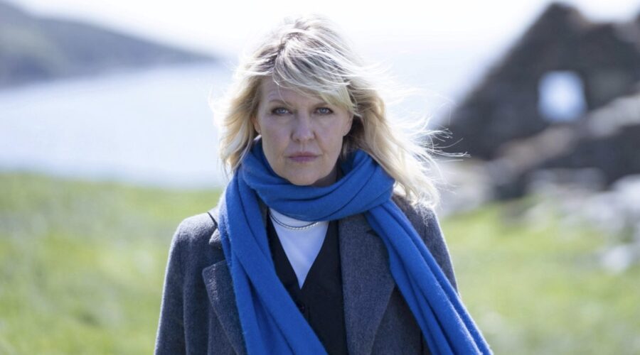 Ashley Jensen interpreta Ruth Calder in una scena della stagione 8 di “Shetland”. Credits: Giallo.