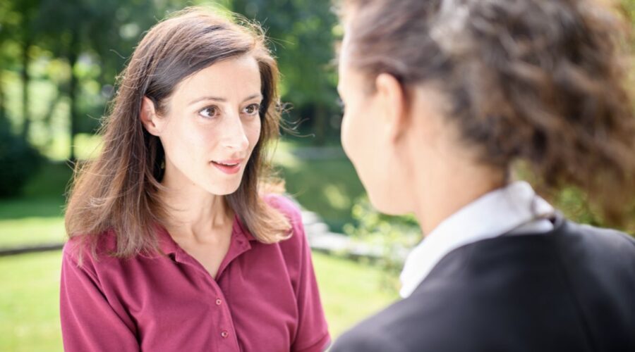 Da sinistra: Katrin Anne Heß (Carolin Lamprecht) e Jeannine Gaspár (Vanessa Sonnbichler) in una scena di “Tempesta D'Amore”. Credits: Das Erste/Mediaset.