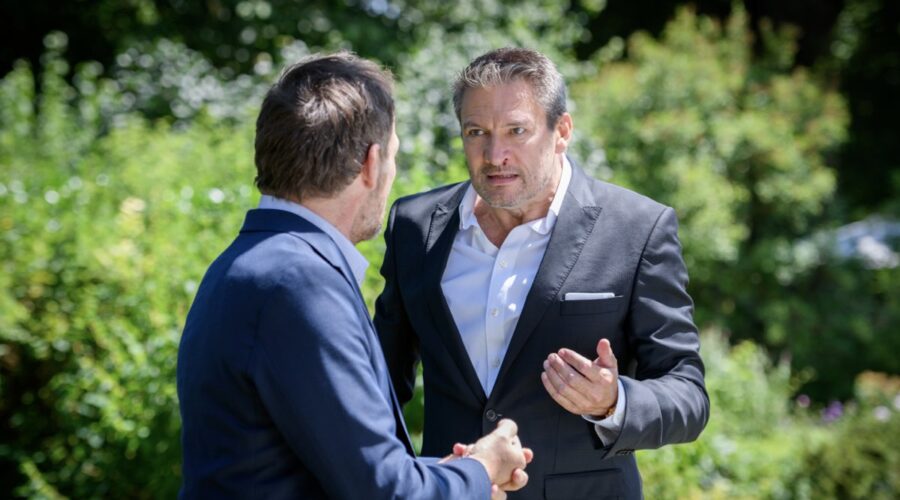Da sinistra: Timo Ben (Markus Schwarzbach) e Dieter Bach (Christoph Saalfeld) in una scena di “Tempesta D'Amore”. Credits: Das Erste/RTI Mediaset.