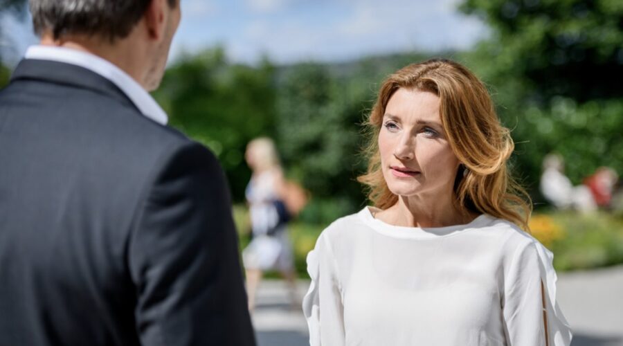 Da sinistra: Dieter Bach (Christoph Saalfeld) e Daniela Kiefer (Alexandra Schwarzbach) in una scena di “Tempesta D'Amore”. Credits: Das Erste/RTI Mediaset.