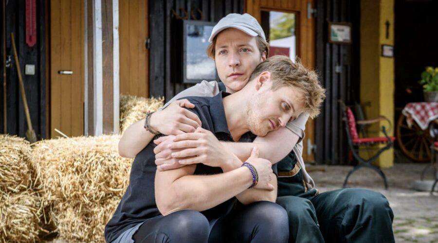 Da sinistra: Gerry Richter (Johannes Huth) e Maximilian Richter (Stefan Hartmann) in una scena della puntata di “Tempesta D'amore” in onda su Rete 4. Credits: Das Erste/Mediaset.
