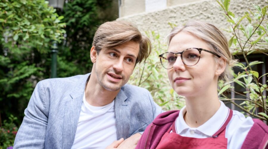 Da sinistra: Sandro Kirzel (Paul Lindbergh) e Lena Conzendorf (Josephine Klee) in una scena di “Tempesta D'Amore”. Credits: Das Erste/RTI Mediaset.