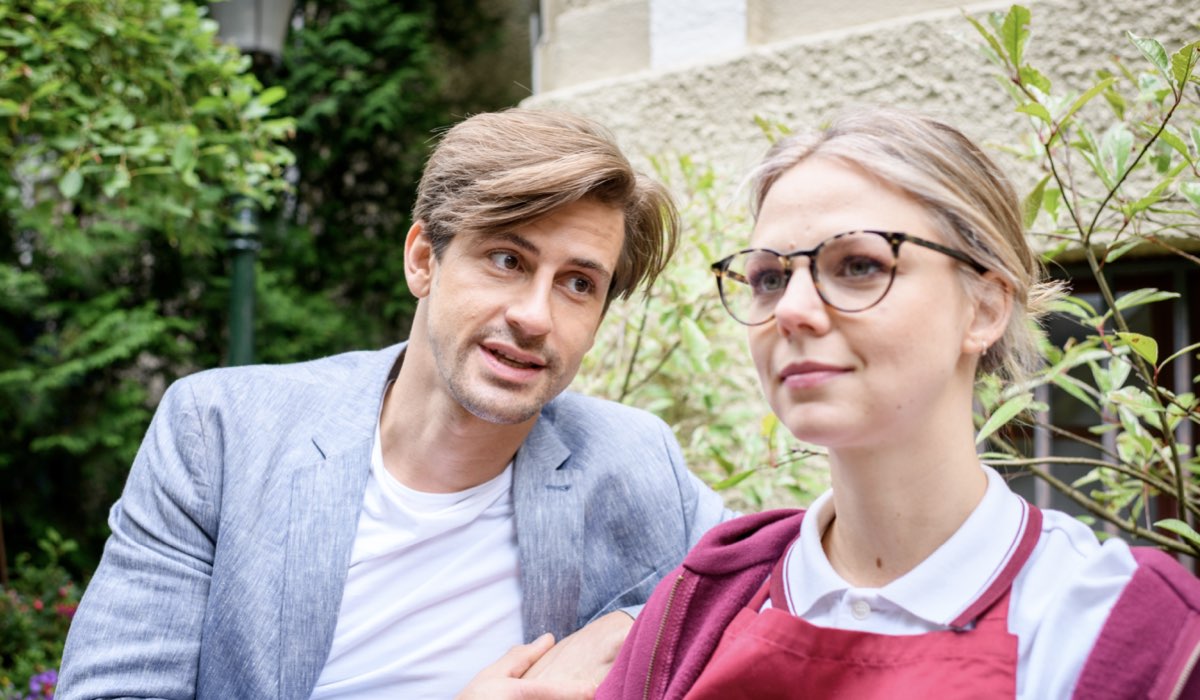Da sinistra: Sandro Kirzel (Paul Lindbergh) e Lena Conzendorf (Josephine Klee) in una scena di “Tempesta D'Amore”. Credits: Das Erste/RTI Mediaset.