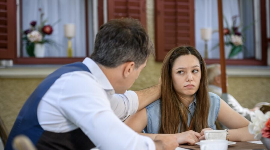 Da sinistra: Lorenzo Patané (Robert Saalfeld) e Aylin Ravanyar (Valentina Saalfeld) in una scena di “Tempesta D'Amore”. Credits: Das Erste/RTI Mediaset.