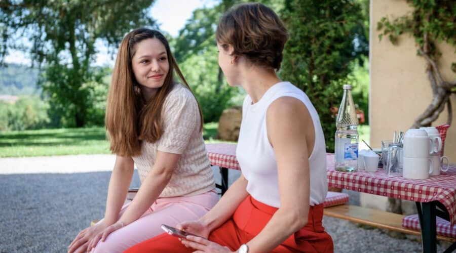 Da sinistra: Aylin Ravanyar (Valentina Saalfeld) e Dorothée Neff (Eleni Schwarzbach) in una scena di “Tempesta D'Amore”. Credits: Das Erste/RTI Mediaset.