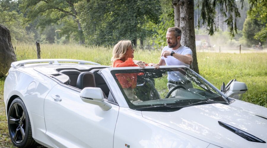 Da sinistra: Tanja Lanäus (Yvonne Klee) e Sven Waasner (Erik Vogt) in una scena di “Tempesta D'Amore”. Credits: Das Erste/RTI Mediaset.