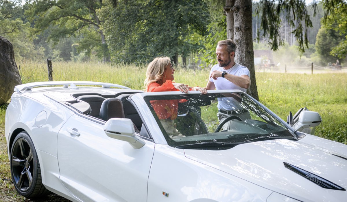 Da sinistra: Tanja Lanäus (Yvonne Klee) e Sven Waasner (Erik Vogt) in una scena di “Tempesta D'Amore”. Credits: Das Erste/RTI Mediaset.