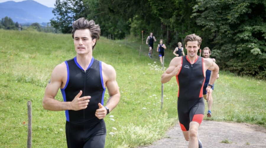 Da sinistra: Carl Bruchhäuser (Leon Thormann) e Sandro Kirtzel (Paul) in una scena della puntata di “Tempesta D'amore” in onda su Rete 4. Credits: Das Erste/Mediaset.