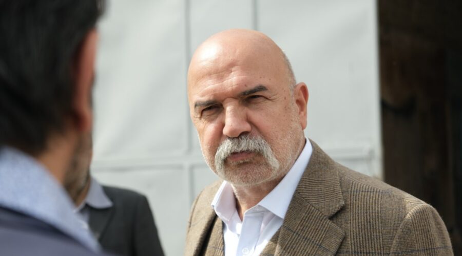 Da sinistra: Erkan Bektaş (Abdülkadir) e Altan Gördüm (Hasmet Çolak) in una scena di “Terra Amara”. Credits: RTI Mediaset.