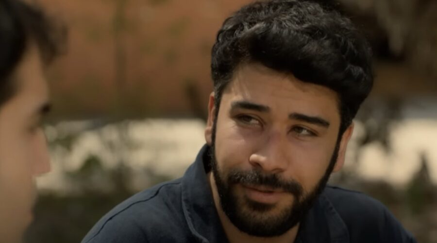 Adem in una scena di “Terra Amara”. Credits: YouTube.