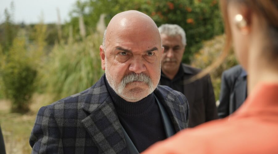Altan Gördüm (Hasmet Colak) in una scena di “Terra Amara”. Credits: RTI Mediaset.