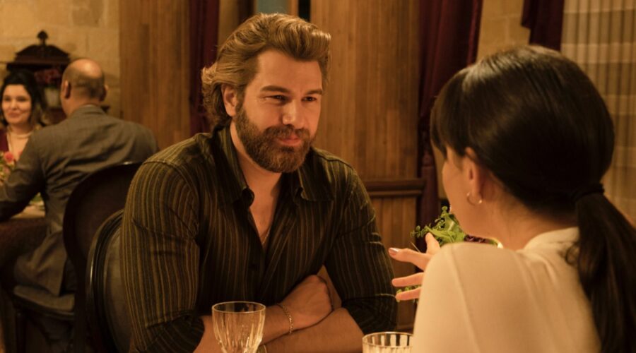 Da sinistra: Furkan Palalı (Fikret Fekeli) e Ümit Beste Kargın (Zeynep Yılmaz) in una scena di “Terra Amara”. Credits: RTI Mediaset.