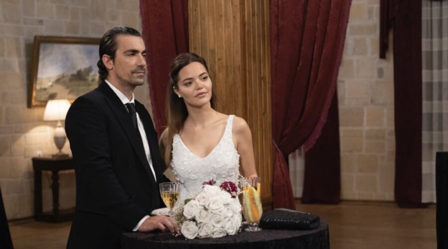 Da sinistra: İbrahim Çelikkol (Hakan Gümüşoğlu alias Mehmet Kara) e Hilal Altinbilek (Züleyha) in una scena di “Terra Amara“. Credits: RTI Mediaset.