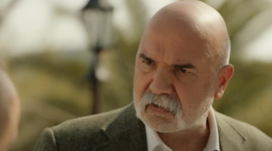 Altan Gördüm (Hasmet Çolak) in una scena di “Terra Amara”. Credits: YouTube.