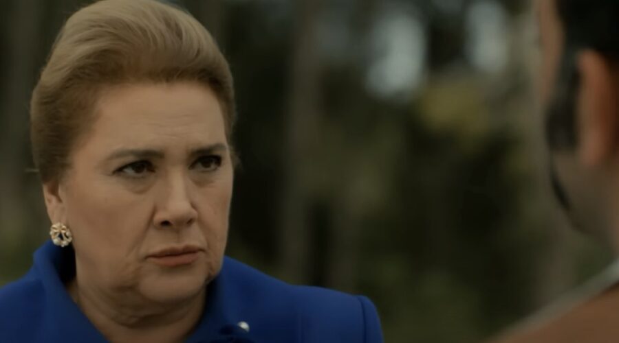 Lütfiye Duman (Hülya Darcan) in una scena di “Terra Amara”. Credits: YouTube.