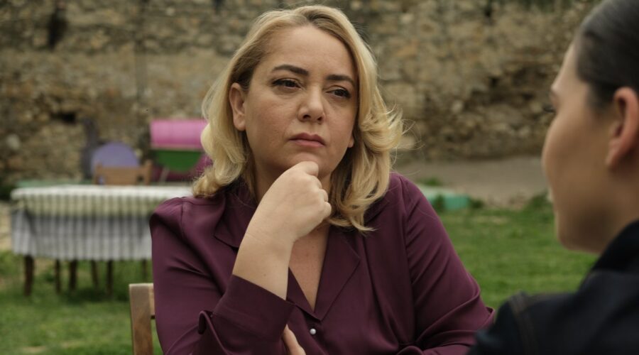 Sibel Tasçioglu (Sermin) in una scena di “Terra Amara”. Credits: Mediaset.