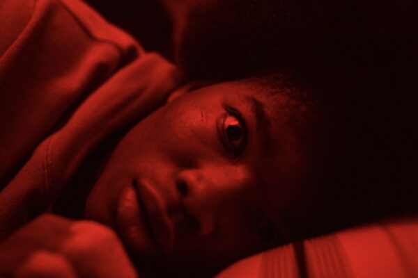 Josh Williams (Kel) in una scena di “Them: La paura”. Courtesy of Prime Video Copyright: © Amazon Content Services LLC.