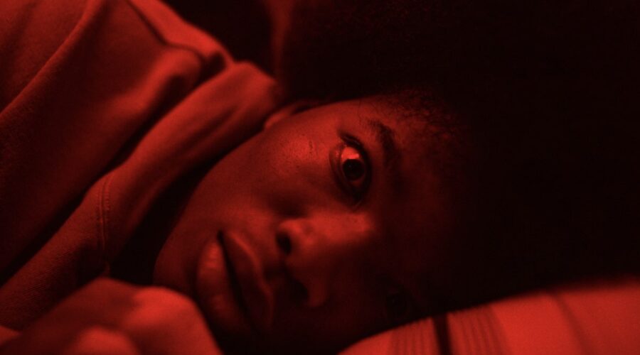 Josh Williams (Kel) in una scena di “Them: La paura”. Courtesy of Prime Video Copyright: © Amazon Content Services LLC.