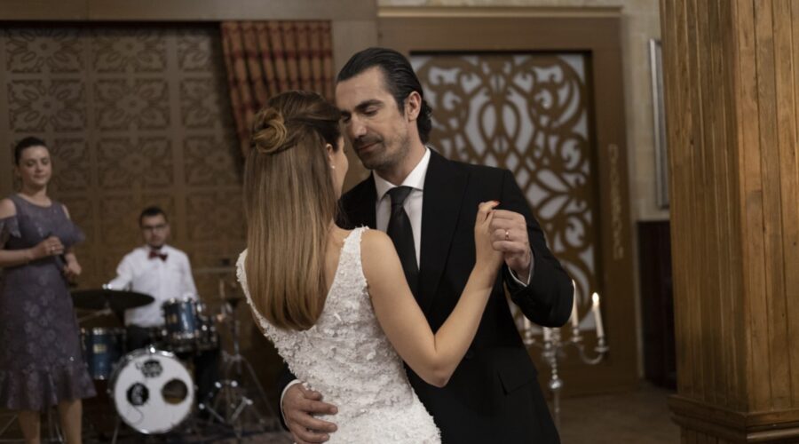 Da sinistra: Hilal Altinbilek (Züleyha) e Ibrahim Çelikkol (Hakan Gumusoglu) in “Terra Amara”. Credits: RTI Mediaset.