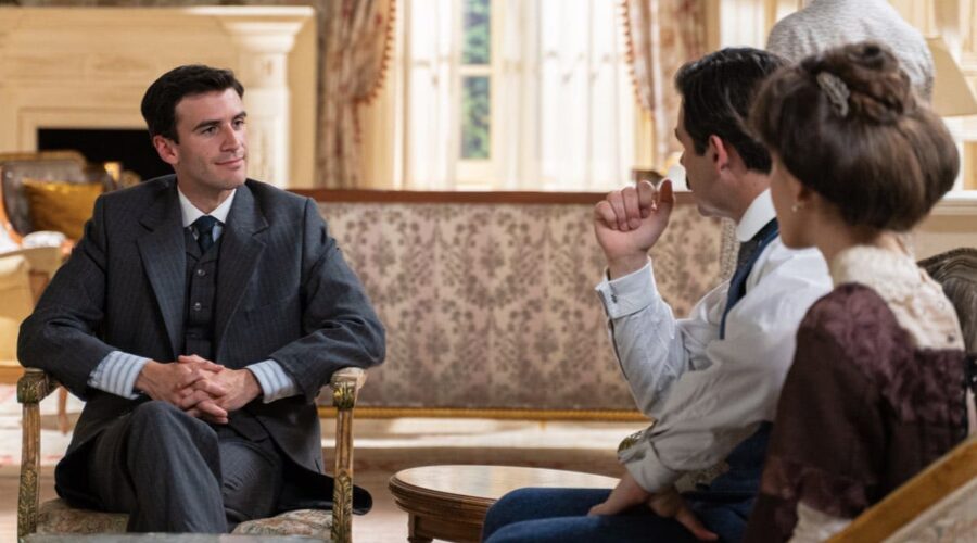 Da sinistra: Alejandro Vergara (Abel), Arturo Sancho (Manuel Luján) e Paula Losada (Jimena De Los Infantes) in una scena de “La Promessa”. Credits: RTI Mediaset.