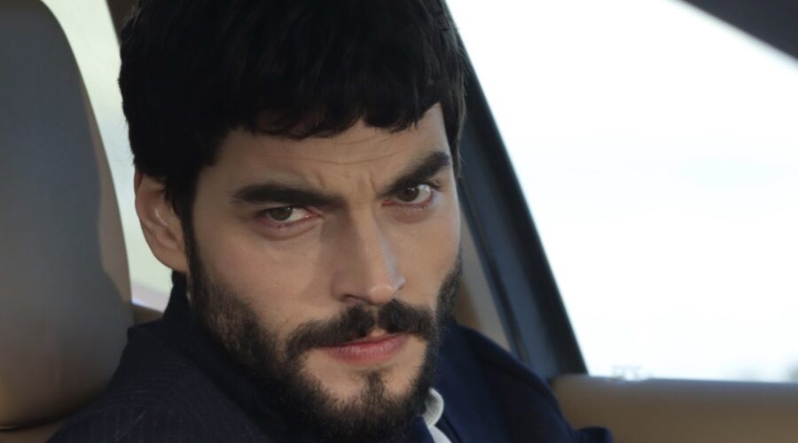 Akın Akınözü (Miran Aslanbey) in una scena di “Hercai”. Credits: Real Time.