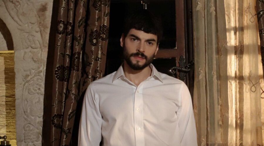 Akın Akınözü (Miran Aslanbey) in una scena di “Hercai”. Credits: Real Time.