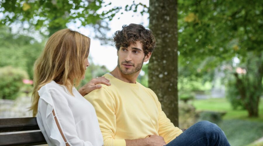 Da sinistra: Daniela Kiefer (Alexandra Schwarzbach) e Christopher Jan Busse (Noah Schwarzbach) in una scena di “Tempesta D'Amore”. Credits: Das Erste/RTI Mediaset.