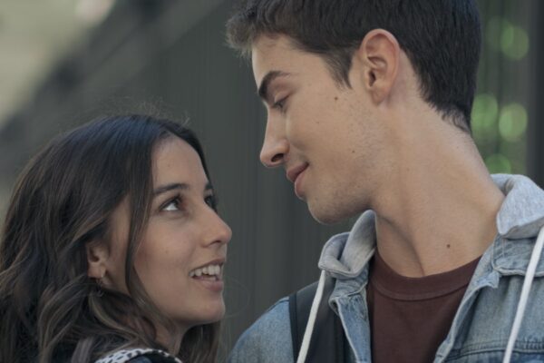 Da sinistra: Amaia Aberasturi (Sandra) e Manu Rios (Marcos) in una scena de “L'età dell'Ira”. Credits: Atresmedia/Raiplay.