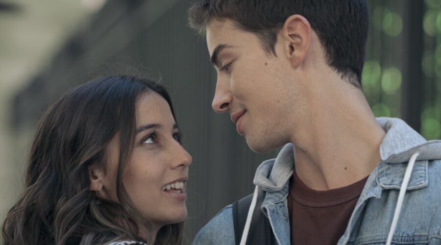 Da sinistra: Amaia Aberasturi (Sandra) e Manu Rios (Marcos) in una scena de “L'età dell'Ira”. Credits: Atresmedia/Raiplay.