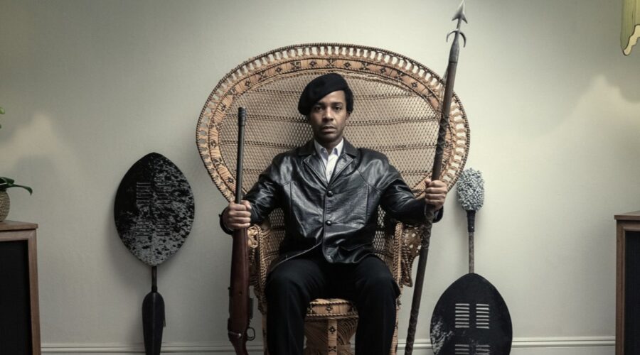 André Holland (Huey P. Newton) in in una scena di “The Big Cigar”. Credits: Apple Tv Plus.