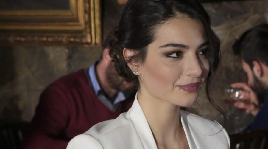 Melisa Pamuk (Asu Alacahan) in una scena di “Endless Love”. Credits: RTI Mediaset.