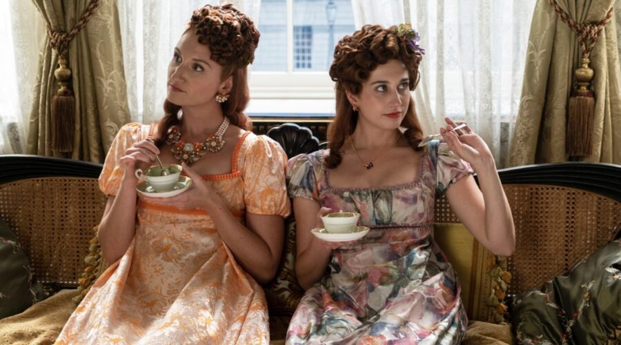 Da sinistra: Bessie Carter (Prudence Featherington) e Harriet Cains (Phillipa Featherington) nell'episodio 8 di “Bridgerton 2”. Credits: Liam Daniel/Netflix © 2022.