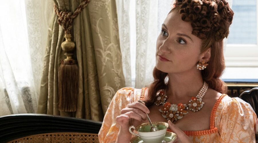 Bessie Carter (Prudence Featherington) in una scena dell'episodio 8 di “Bridgerton 2”. Credits: Liam Daniel/Netflix © 2022.
