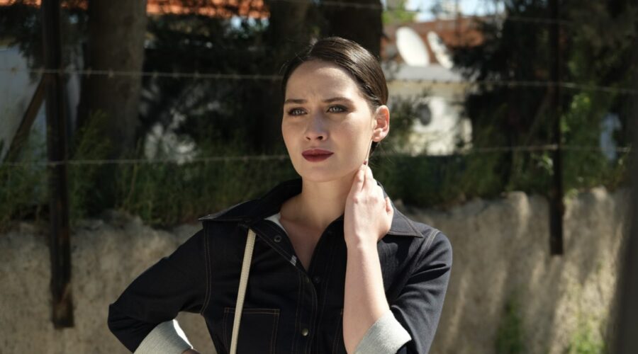 Ilayda Çevik (Betül Arcan) in una scena di “Terra Amara”. Credits: RTI Mediaset.