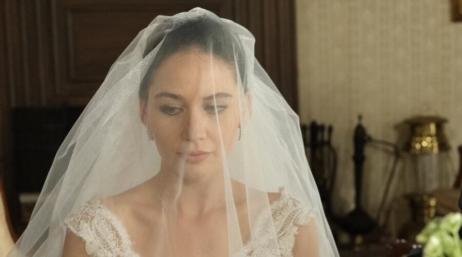 Ilayda Çevik (Betül Arcan) in una scena di “Terra Amara”. Credits: RTI Mediaset.