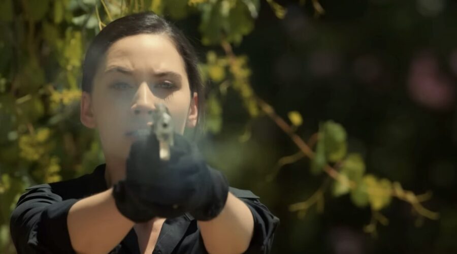 Betül spara a Züleyha ma uccide Hakan in in “Terra Amara”. Credits: Cattura schermo/YouTube.