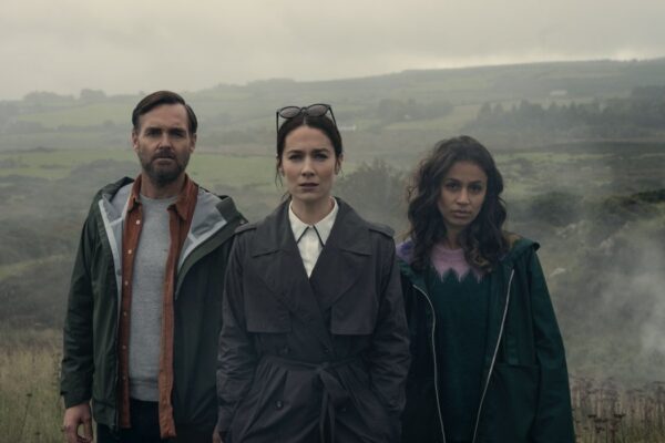 Da sinistra a destra: Will Forte nel ruolo di Gilbert Power, Siobhán Cullen nel ruolo di Dove, Robyn Cara nel ruolo di Emmy Sizergh in ”Bodkin“. Credits: Enda Bowe/Netflix © 2024.