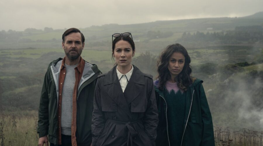 Da sinistra a destra: Will Forte nel ruolo di Gilbert Power, Siobhán Cullen nel ruolo di Dove, Robyn Cara nel ruolo di Emmy Sizergh in ”Bodkin“. Credits: Enda Bowe/Netflix © 2024.