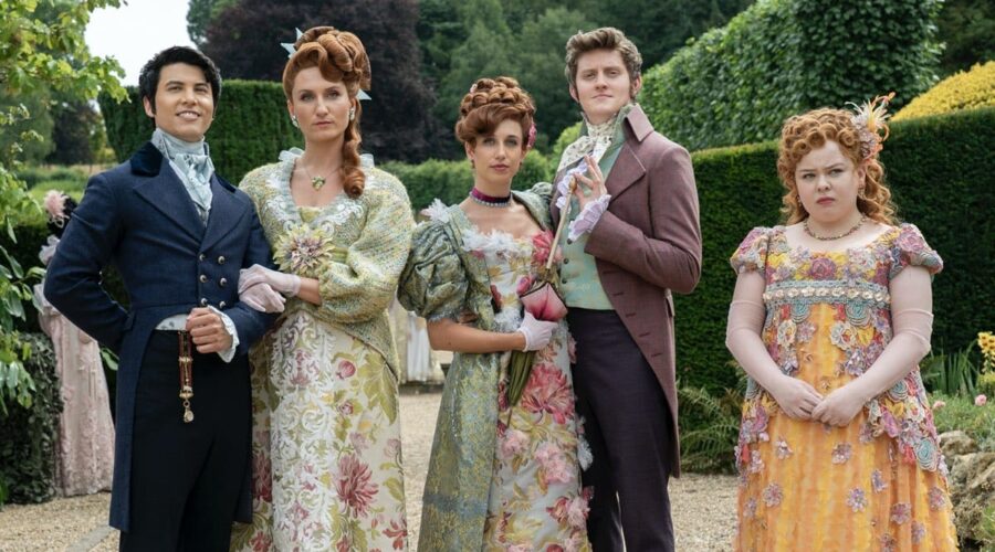 (Da sinistra a destra) James Phoon nel ruolo di Harry Dankworth, Bessie Carter nel ruolo di Prudence Featherington, Harriet Cains nel ruolo di Philipa Featherington, Lorn Macdonald nel ruolo di Albion Finch, Nicola Coughlan nel ruolo di Penelope Featherington nel primo episodio di “Bridgerton 3”. Credits: Liam Daniel/Netflix © 2024.