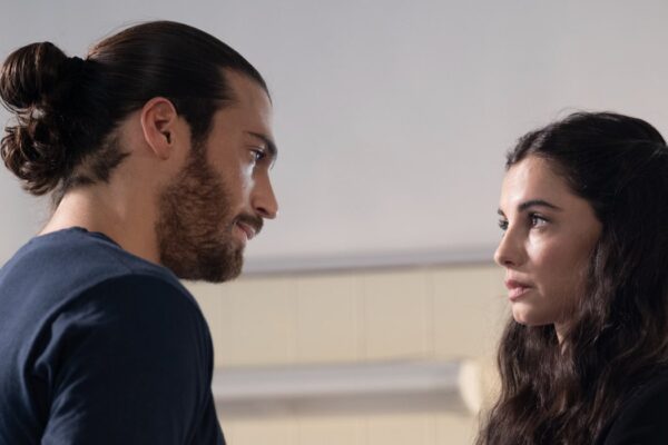 Da sinistra: Can Yaman (Francesco Demir) e Francesca Chillemi (Viola Vitale) in una scena di “Viola come il mare 2
