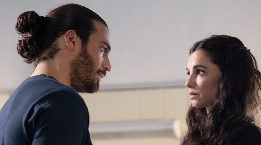 Da sinistra: Can Yaman (Francesco Demir) e Francesca Chillemi (Viola Vitale) in una scena di “Viola come il mare 2