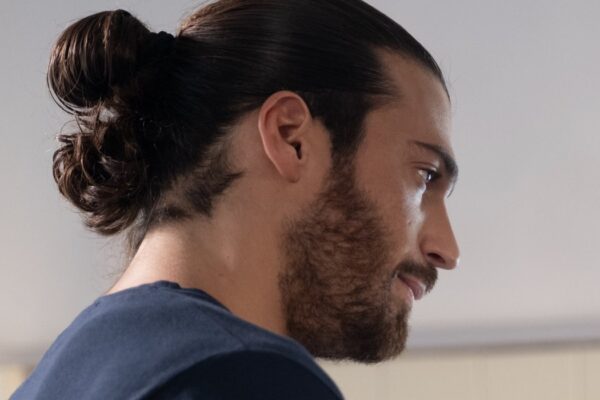 Can Yaman (Francesco Demir) in una scena di “Viola come il mare 2