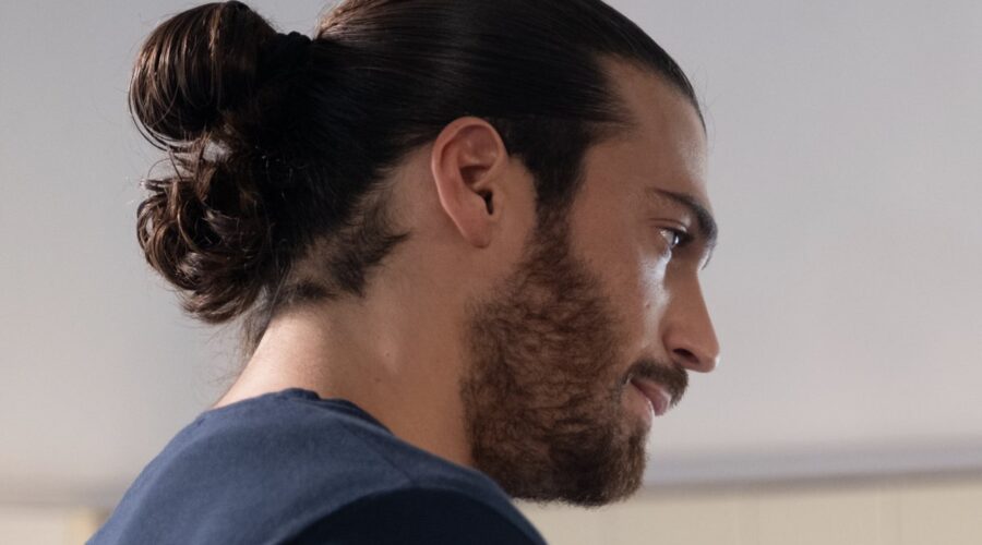 Can Yaman (Francesco Demir) in una scena di “Viola come il mare 2