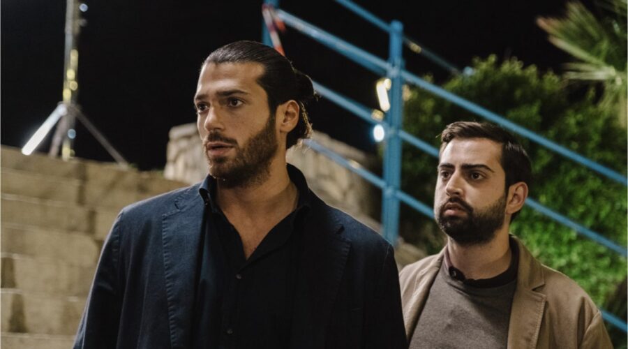 Da sinistra: Can Yaman (Demir) e Giovanni Nasta (Turi) in una scena di “Viola come il mare 2